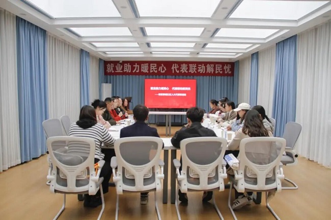 深入一線聽民意！成都市人大代表龔曉鷗在火車南站街道開展就業指導專題分享活動 第4張